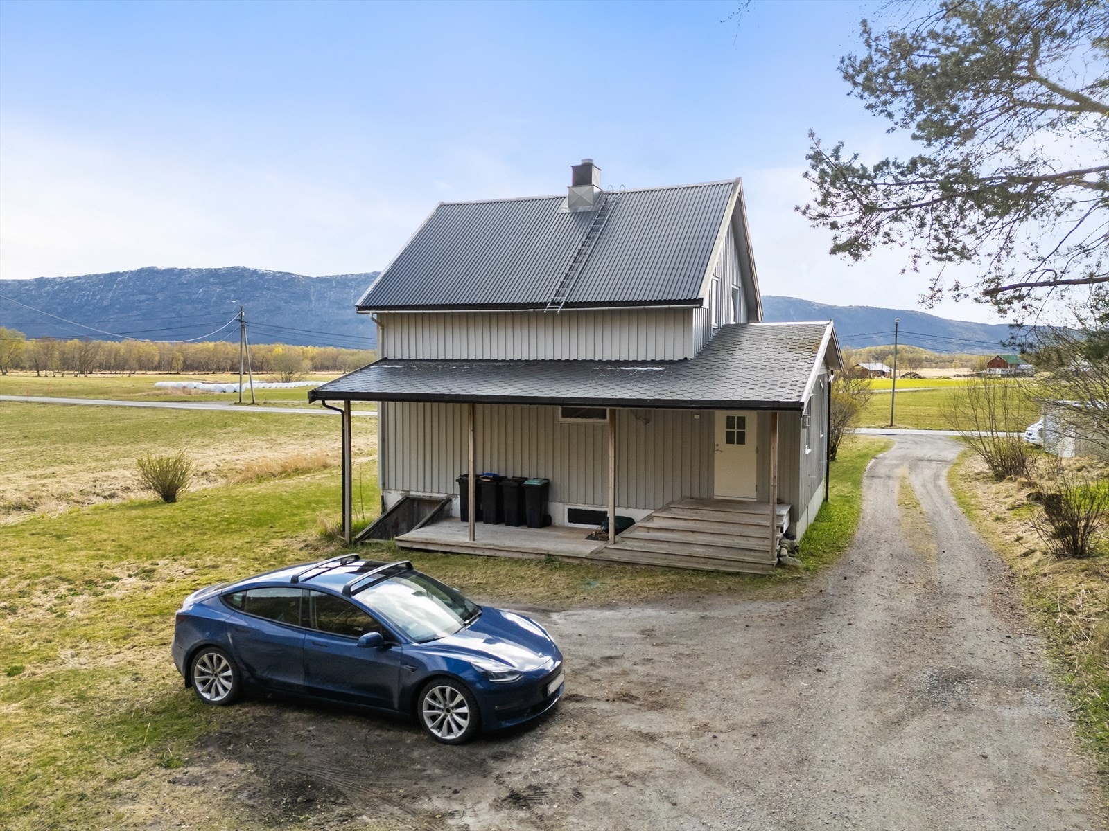 Eiendommen har gode parkeringsmuligheter på egen tomt Galleribilde
