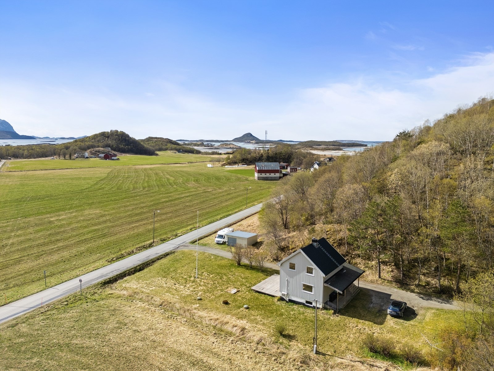 Boligen ligger landlig til i rolige omgivelser med spredt bebyggelse Galleribilde