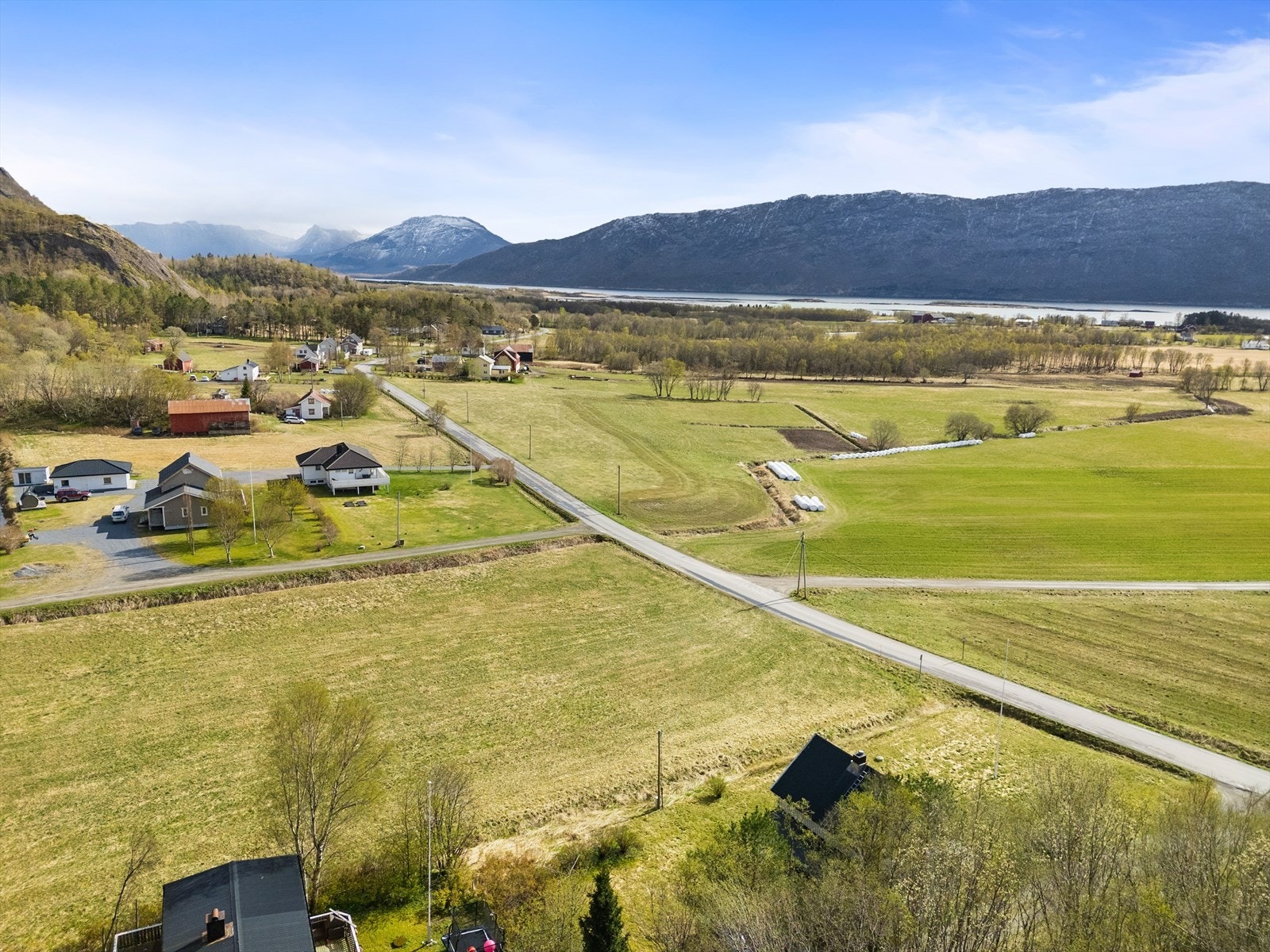 Landlig idyll med nærhet til både fjell og flotte turmuligheter Galleribilde