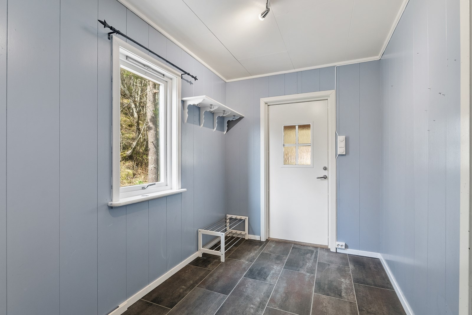 Praktisk vindfang med plass til yttertøy og sko Galleribilde