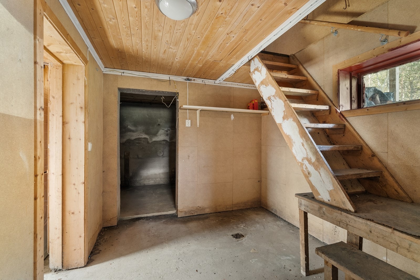 Romslig kjeller med flere boder og lagringsmuligheter Galleribilde