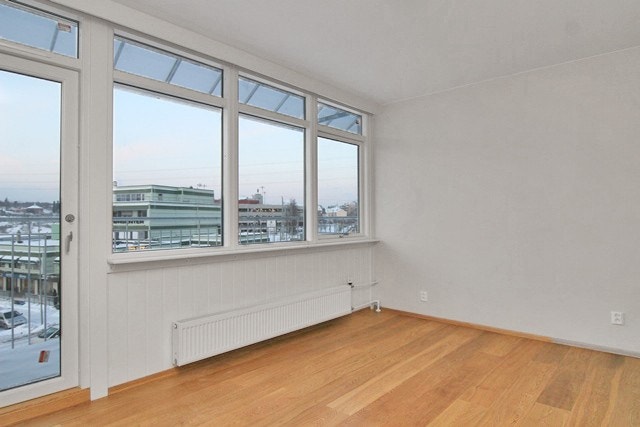 Soverommet har også godt med vinduer og utgang til luftebalkong. Galleribilde