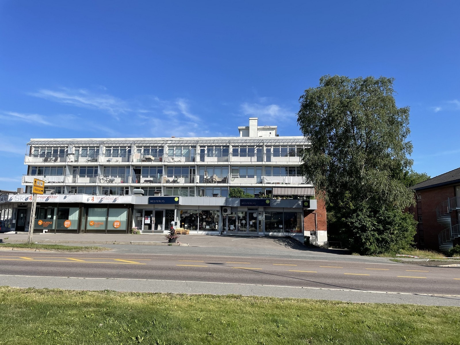 Leiligheten ligger i 4. etasje i enden og har langsgående balkong. Galleribilde