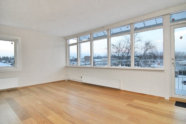 Leiligheten har godt med lys fra vinduer og en langsgående balkong på den ene siden. Galleribilde
