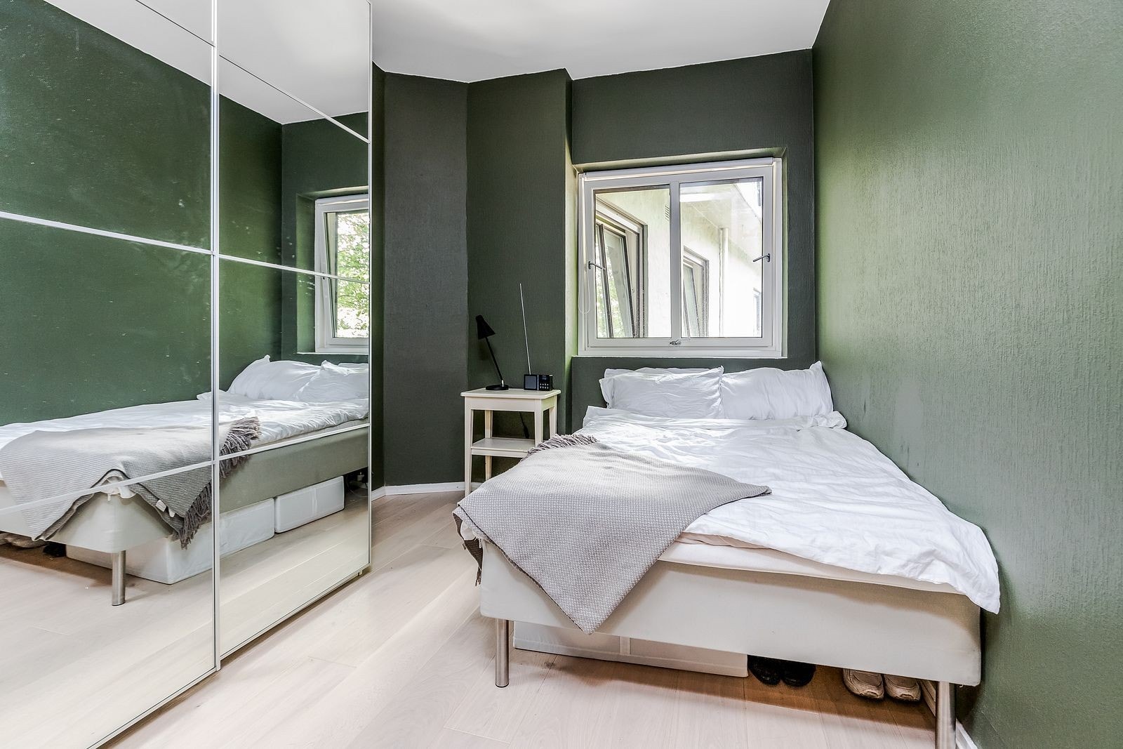 Innbydende soverom med stor skyvedørsgarderobe Galleribilde