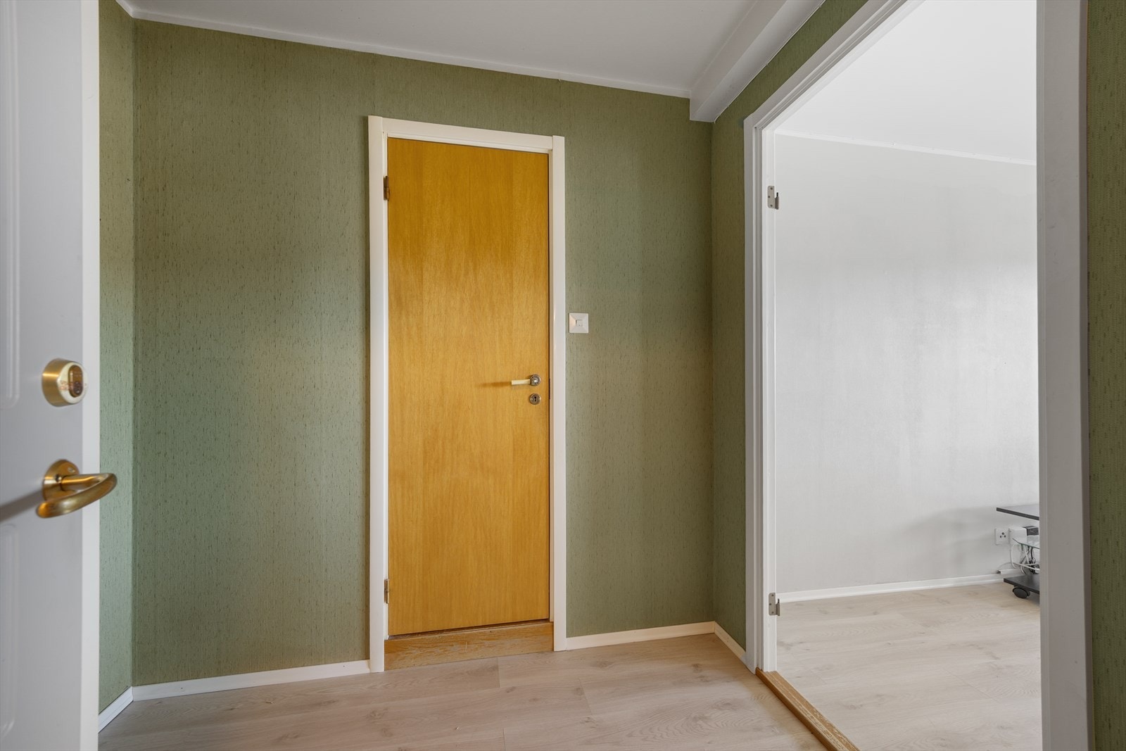 Åpenheten fra entréen og inn mot stuen gir en god romfølelse. Galleribilde