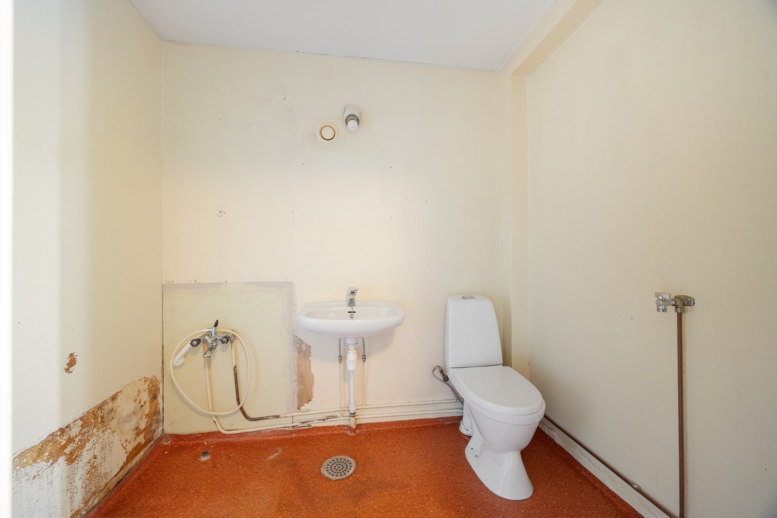 Badet er av eldre standard og har opplegg for både badekar og vaskemaskin. Galleribilde