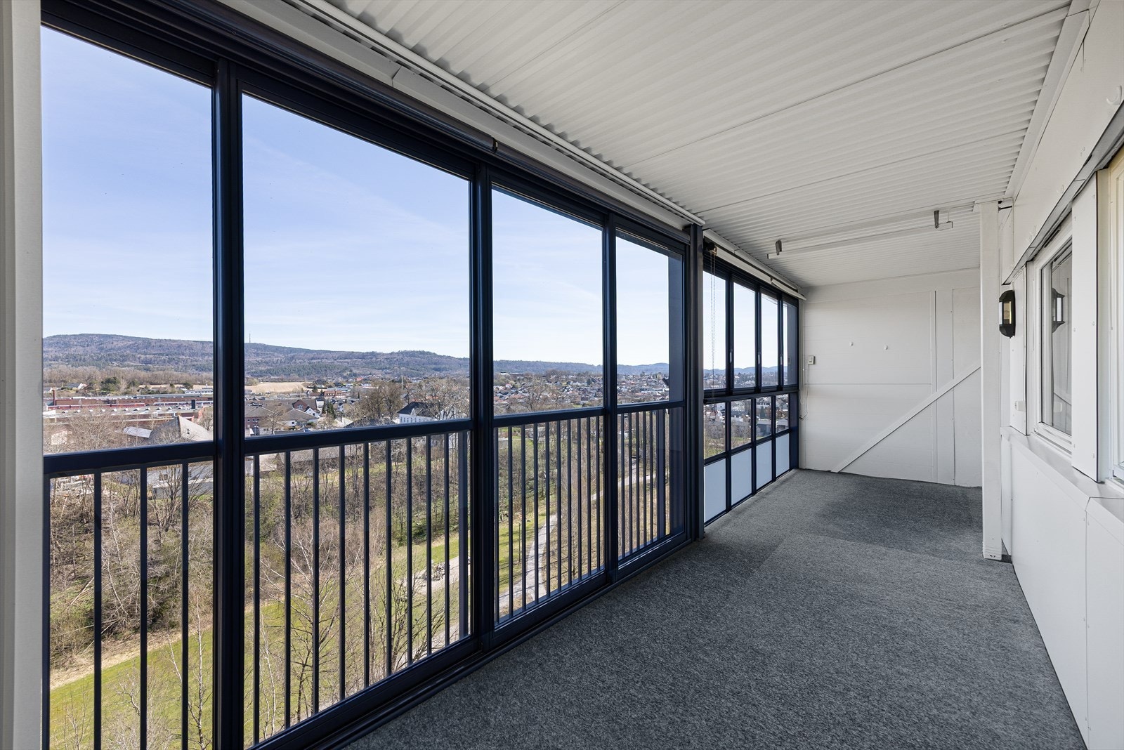 Glassfeltene på balkongen kan enkelt skyves til side for å åpne opp på varme dager. Galleribilde