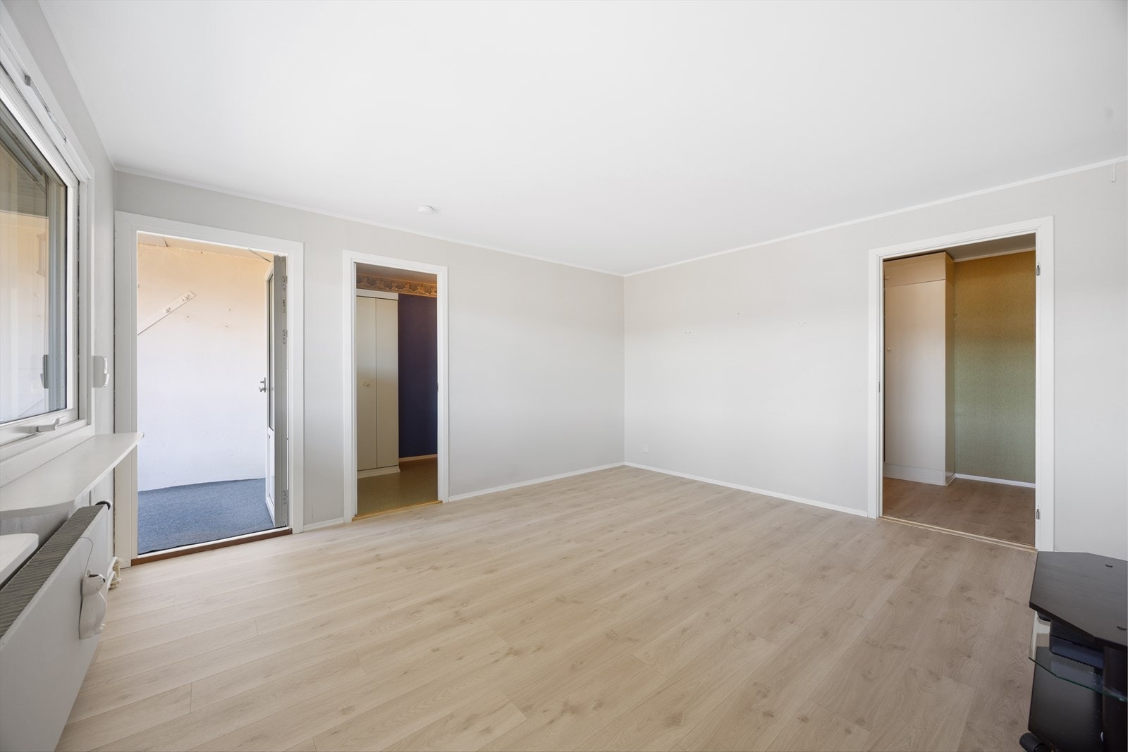 Fra stuen er det direkte utgang til den innglassede balkongen. Galleribilde