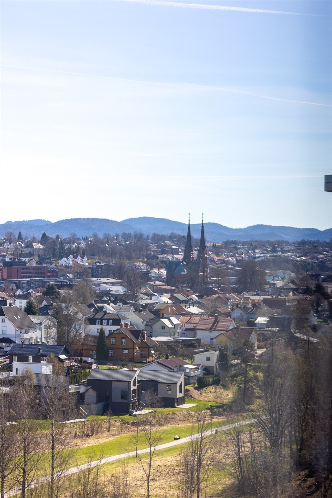 I det fjerne ser man bybildet i Skien, som er en kort buss- eller sykkeltur unna. Galleribilde