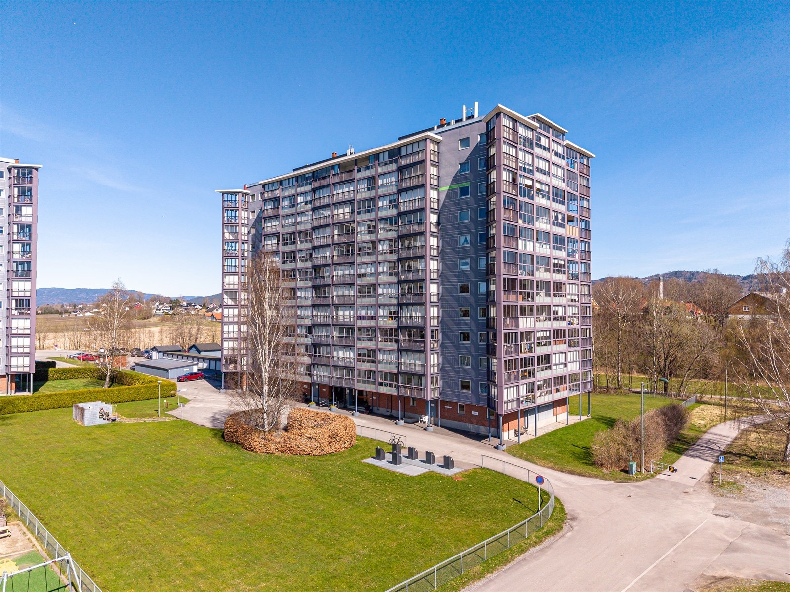 Leiligheten ligger i et veletablert borettslag på Nordre Falkum, med store grøntarealer rett utenfor. Galleribilde