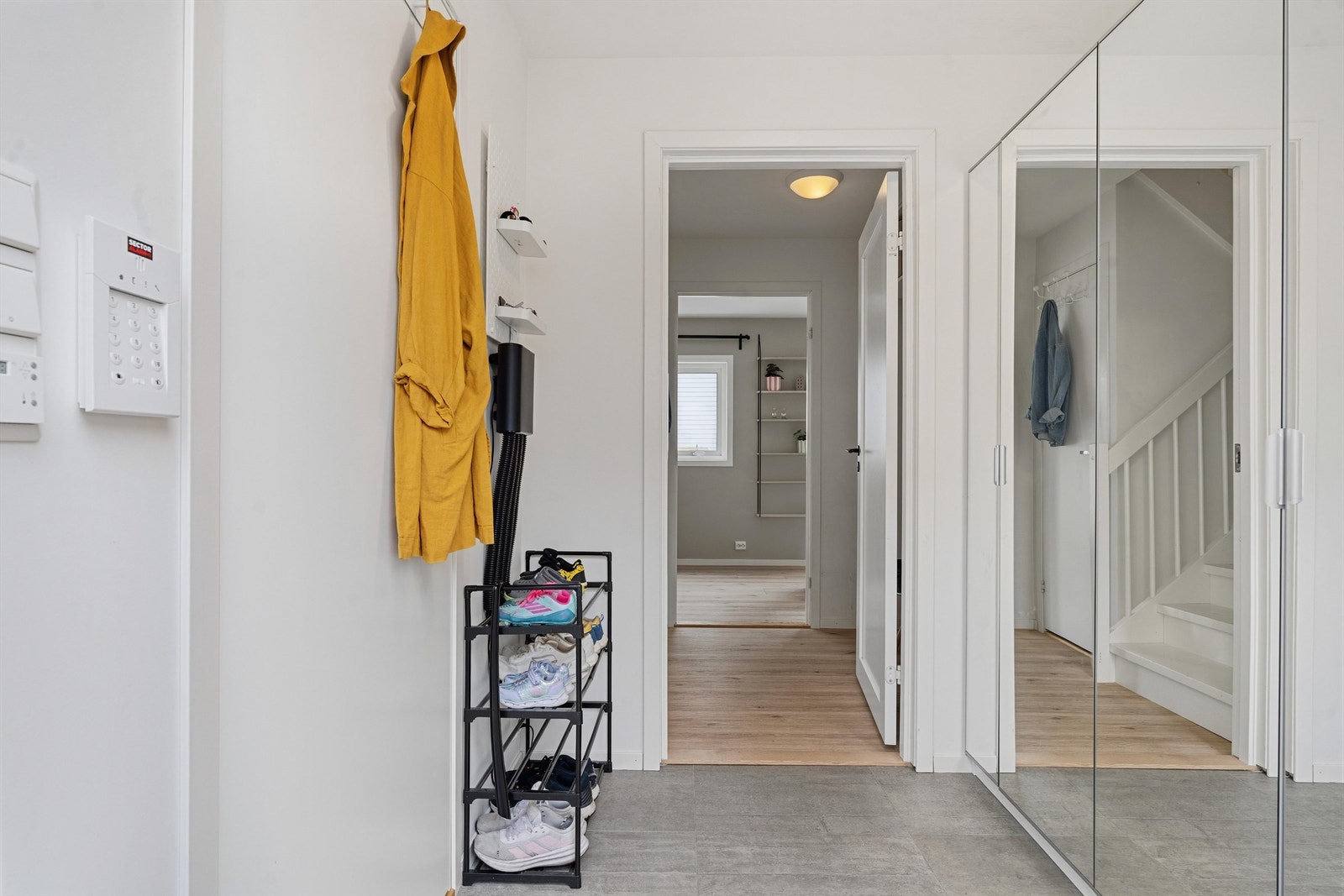 Velkommen inn her i Kilehaugen 13B. Du møter først en gang/ entrè med god garderobeløsning og med tilgang rett inn til det ene baderommmet. Galleribilde