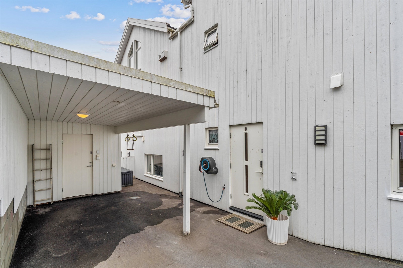 Inngangsparti / carport med sportsbod. Galleribilde
