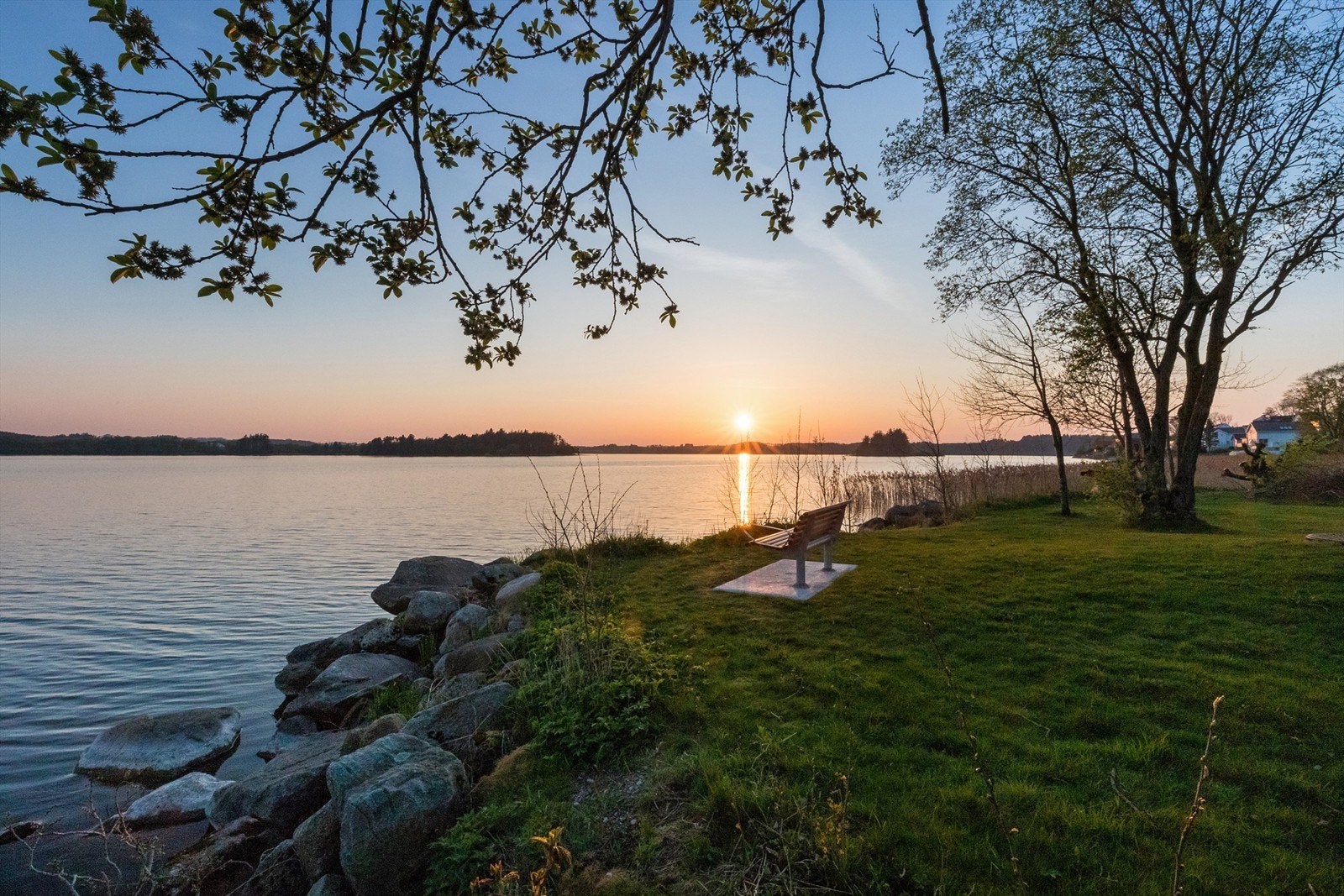 Frøylandsvatnet sine vakre omgivelser er kort vei fra egen bolig.
Vi takker for interessen for denne boligen og vi ønsker deg velkommen til visning. Ta gjerne kontakt med megler om det er spørsmål i forkant av denne og husk påmelding. Galleribilde