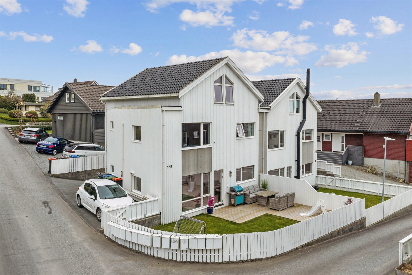 Velkommen til Kilehaugen 13B, en meget innholdsrik vertikaldelt bolig over 3 plan. Inneholder blant annet 2 stuer, 2 bad, 4 soverom m.m. Solrik og god uteplass samt carport med sportsbod.
Krogsveen v/ Tom Christer Hovde, ønsker velkommen til visning. Galleribilde