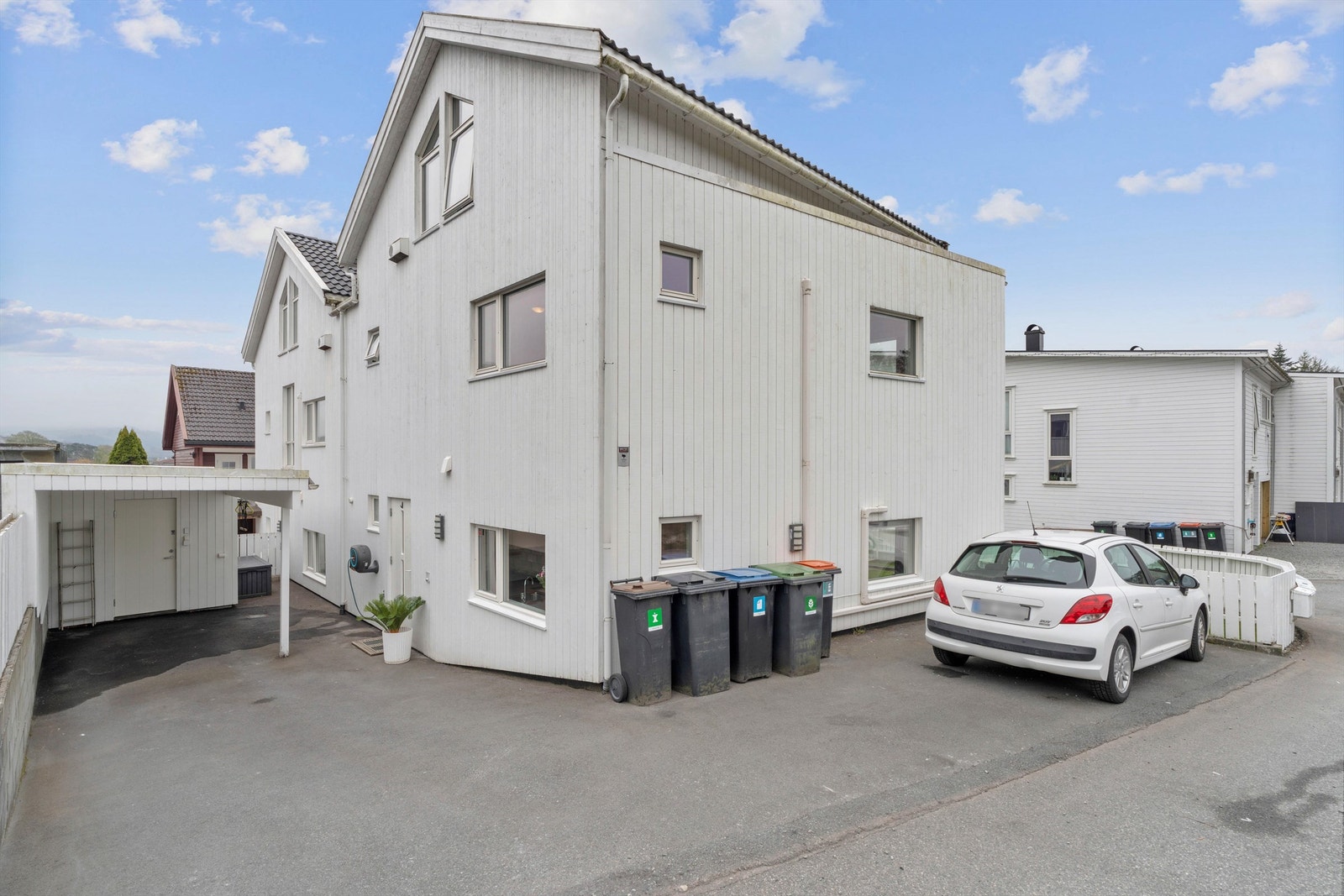 Innkjørsel og gårdsrom, gir dere plass til egne biler og litt ekstra ved besøk. Galleribilde