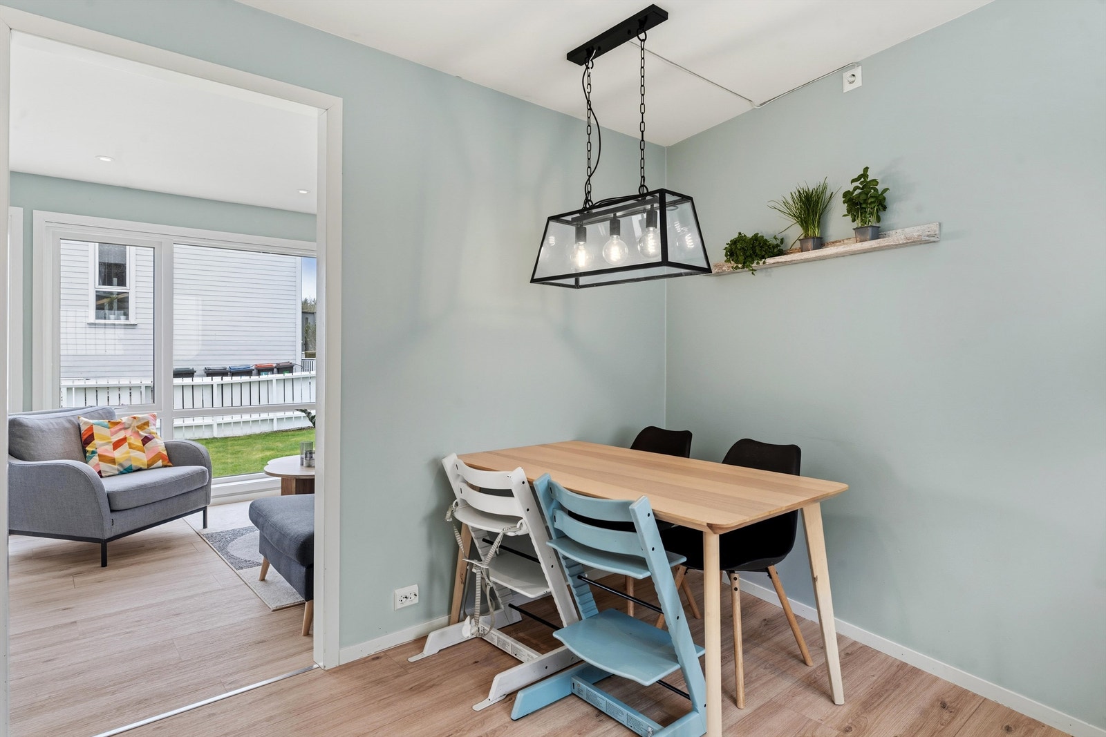 Spiseplass på kjøkken. Galleribilde