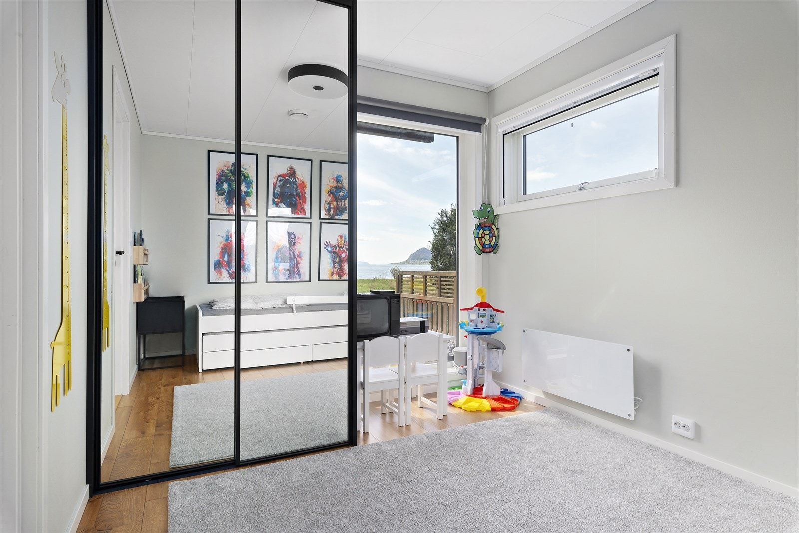 Og det andre soverommet har tilsvarende løsninger med garderobe, solskjerming og nydelig utsikt. Galleribilde