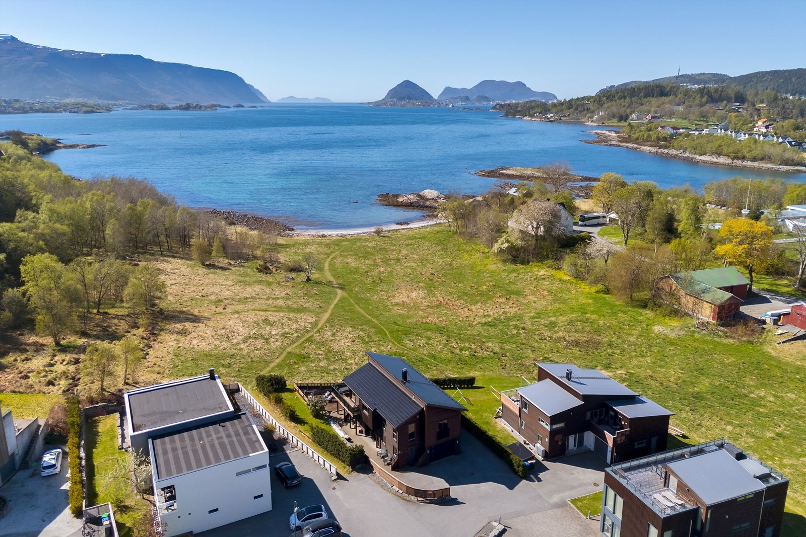 Området foran boligen er regulert til friområde. Mot sjøen er det regulert som naturvernområde. Det gjøres oppmerksom på at Fjordstien er regulert inn med adkomst sør for boligen. Galleribilde