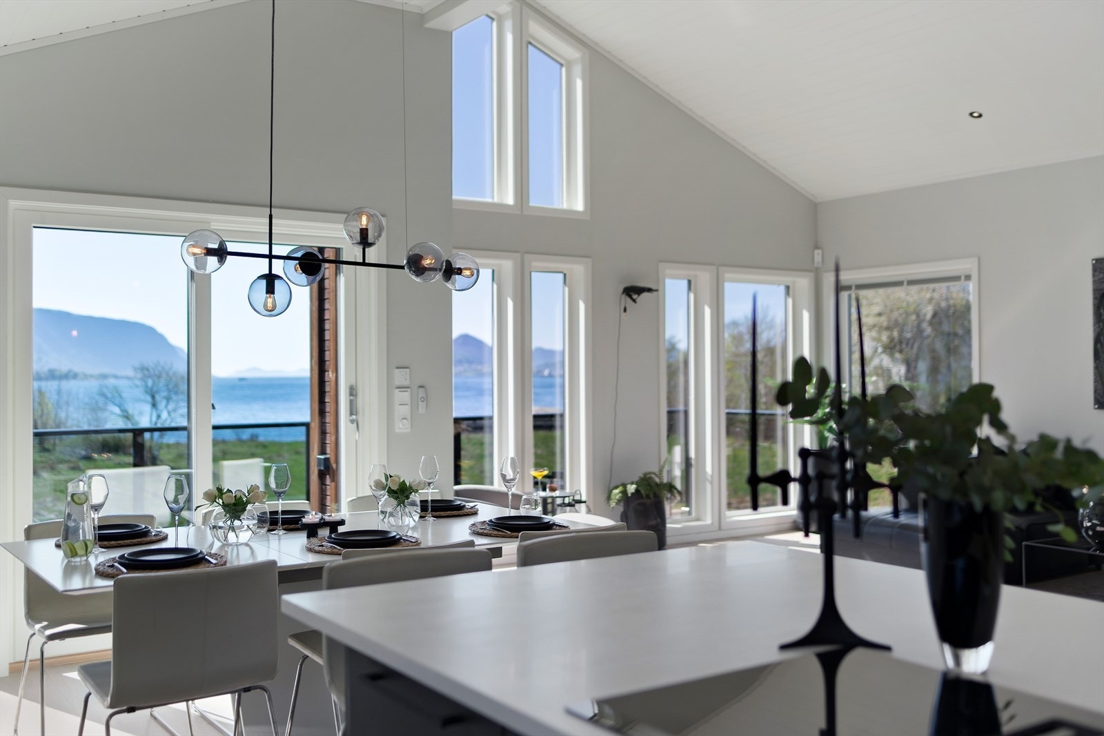 Fra kjøkkenet får man den enestående utsikten og man har samtidig full kontroll over hvem som trenger påfyll på tallerken og eventuelt i glasset. Galleribilde