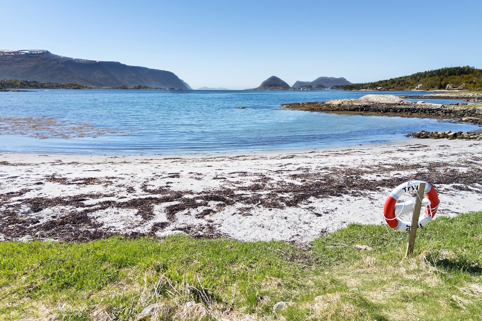 Bademuligheter langs sandstranden. Galleribilde