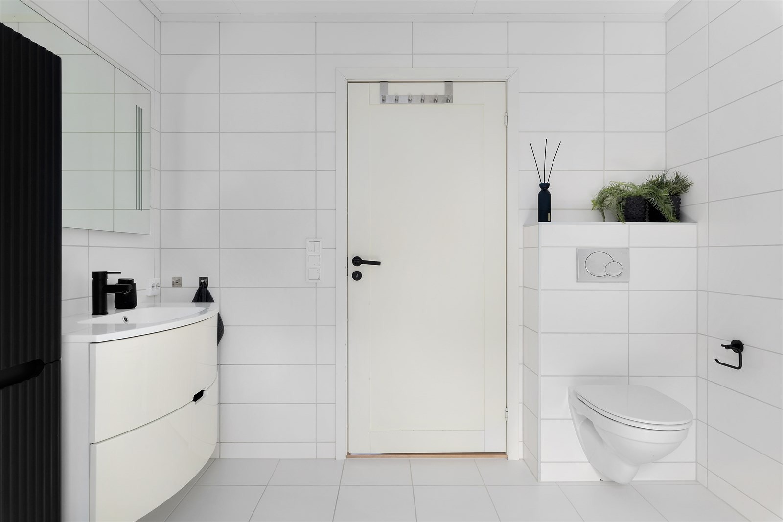 Badet har for øvrig vegghengt toalett, dusjhjørne og godt med innredningsplass. Galleribilde