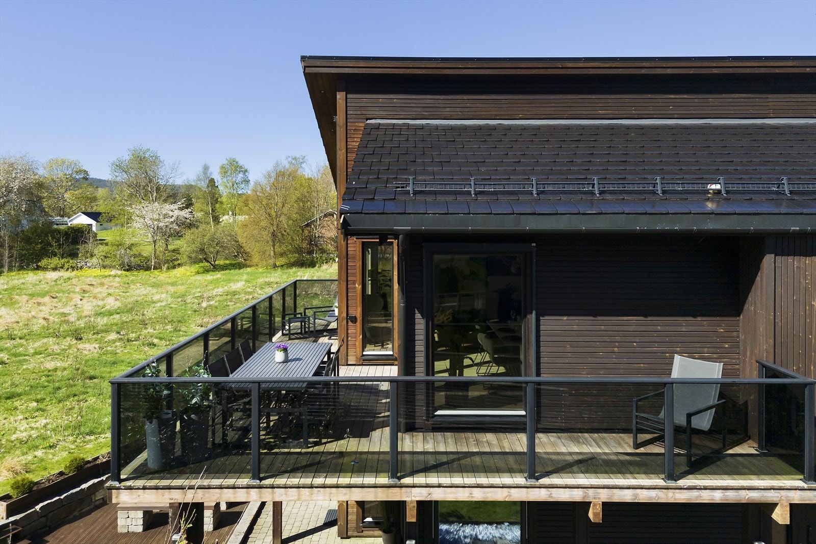 Verandaen i andreetasjen har glassrekkverk for å kunne maksimere utsikten og hyggen. Galleribilde
