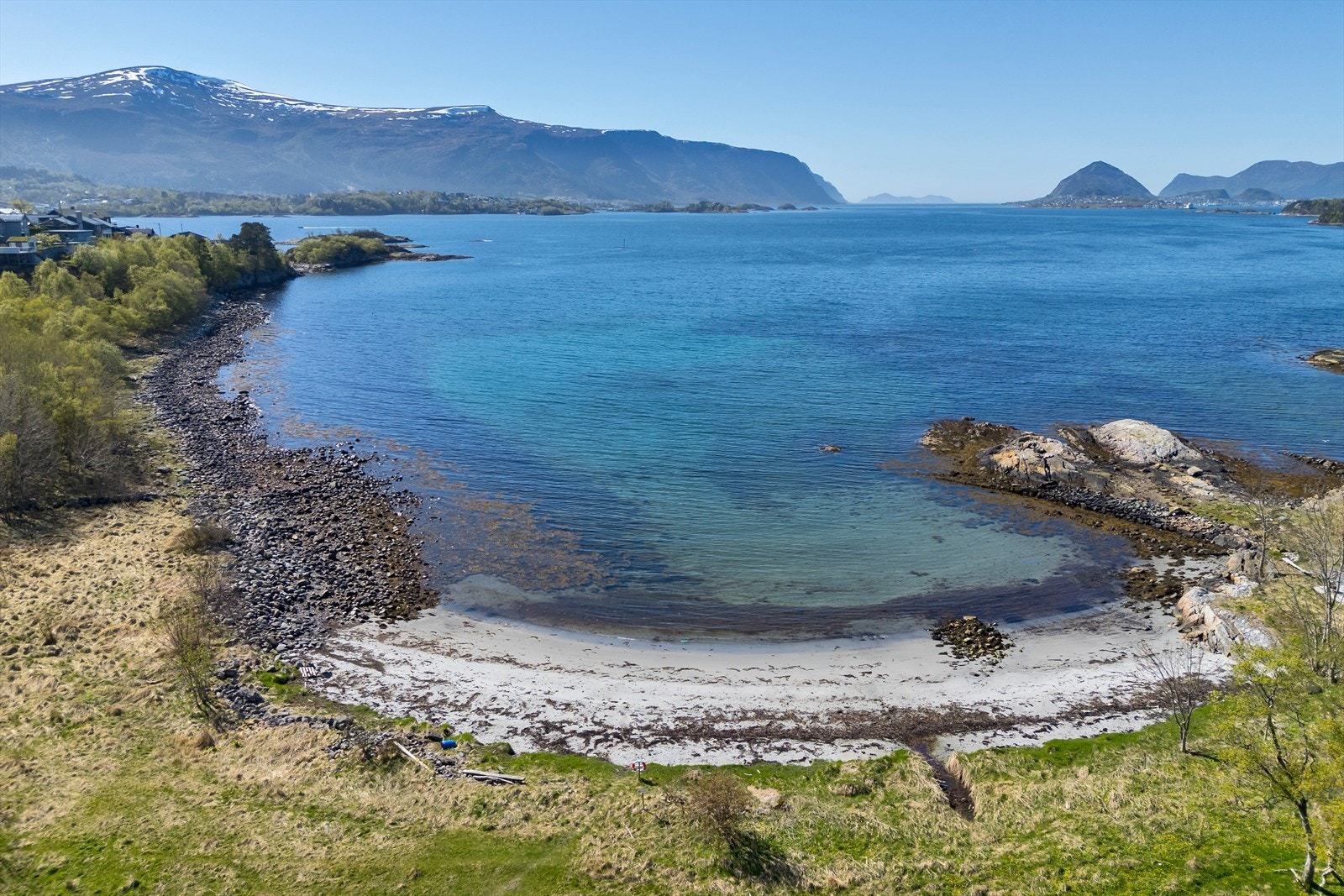Prinsen har lenge vært et yndet sted for bading og camping. Her kan du enkelt hoppe på SUP-brett, sirkle deg mot Bogneset og nyte sommerdagene. Galleribilde