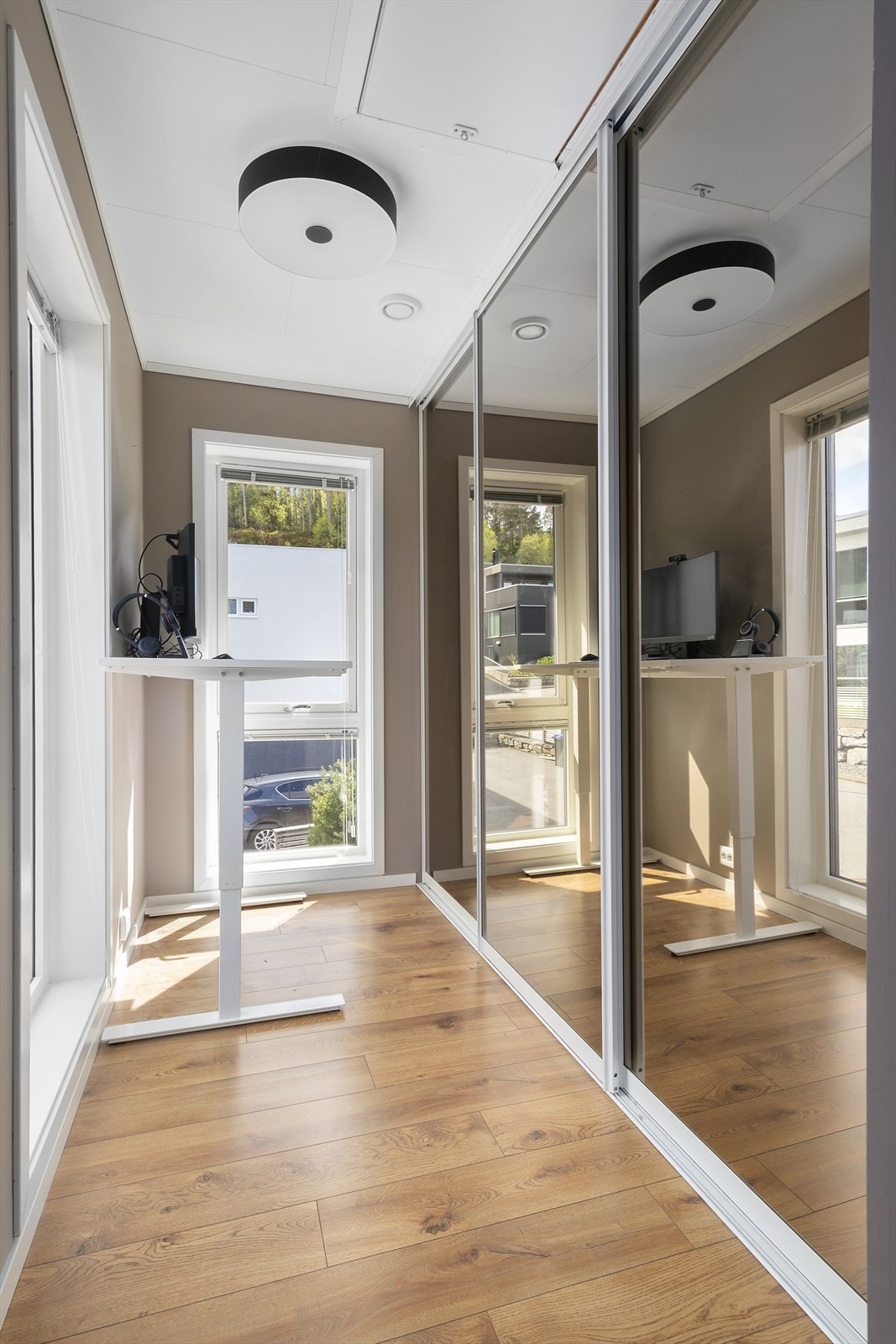 Skyvedørsgarderobe med speil. . Galleribilde