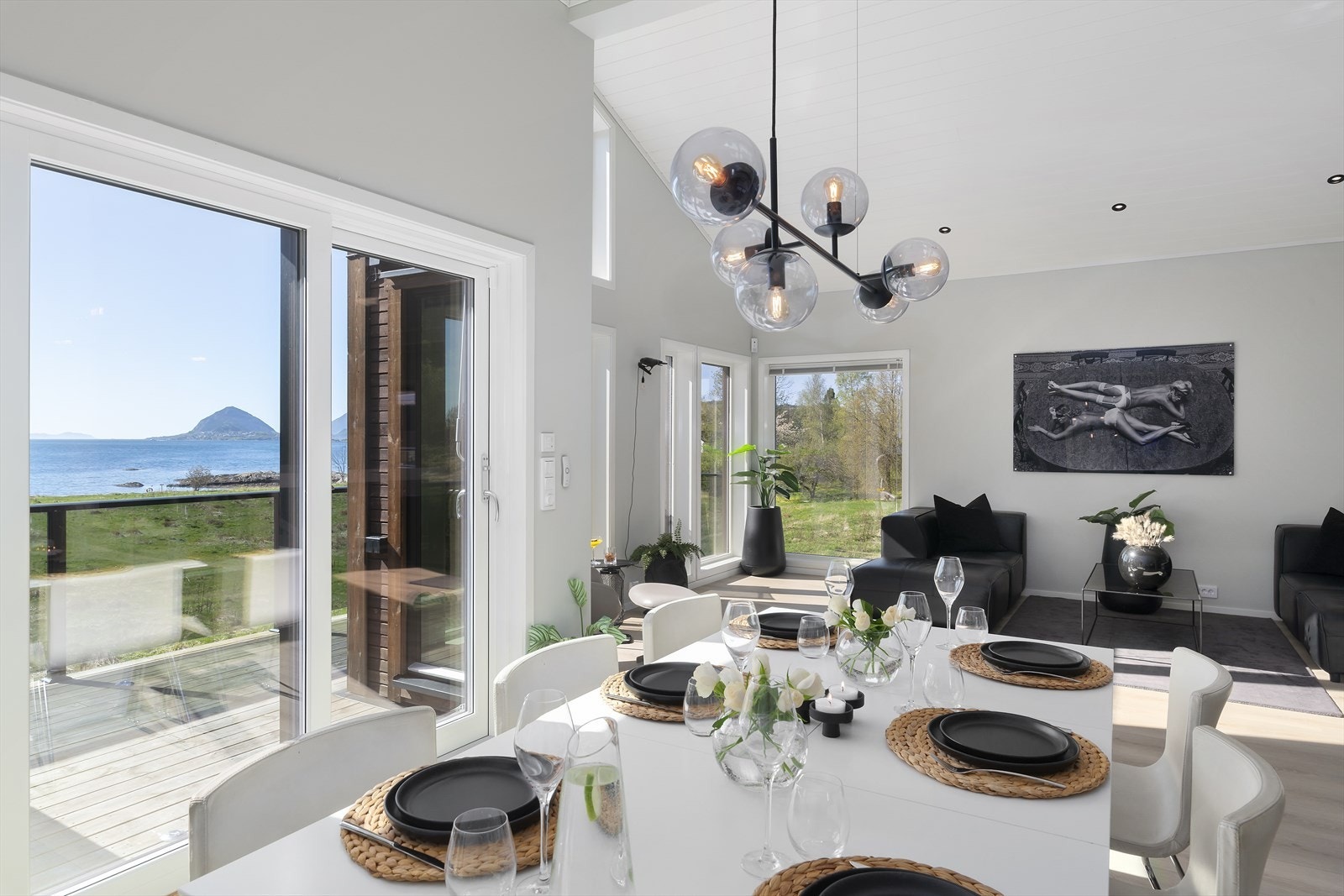 Med tilkomst til verandaen fra spisestuen og kjøkkenet velger man selv om man vil nyte middagen ute eller inne. Galleribilde