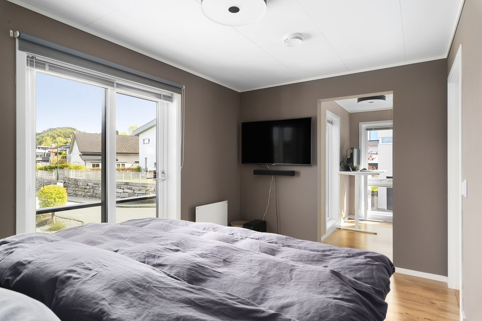 Hovedsoverommet har også tilgang til loft og gode oppbevaringsmuligheter i garderoberommet. Galleribilde