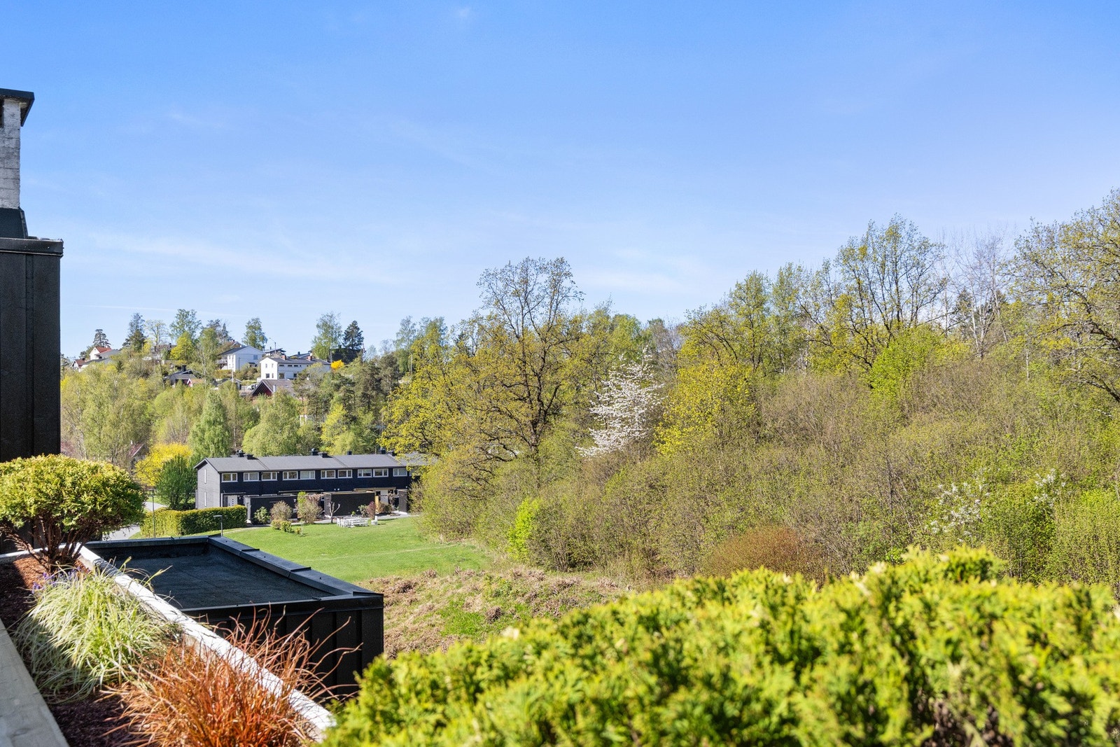 Fra stuen er det utgang til leilighetens terrasse med gode sol- og utsiktsforhold. Galleribilde