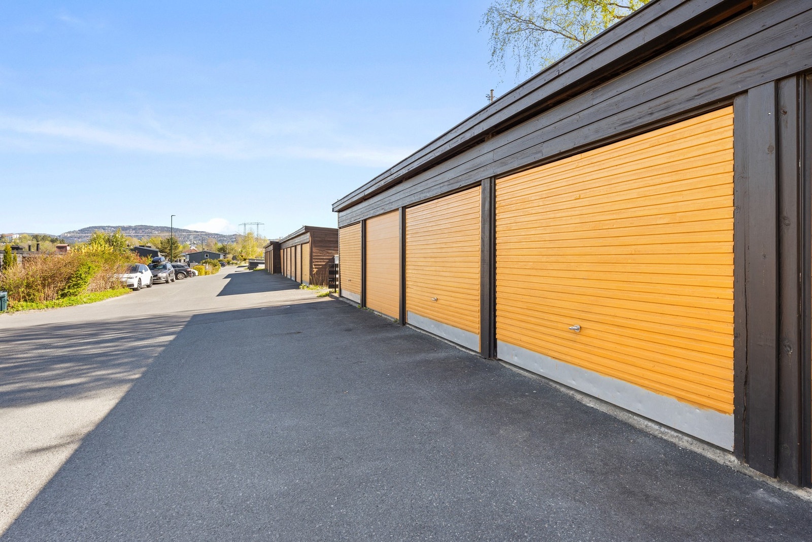 Leiligheten disponerer egen parkeringsplass i felles garasjerekke. Galleribilde