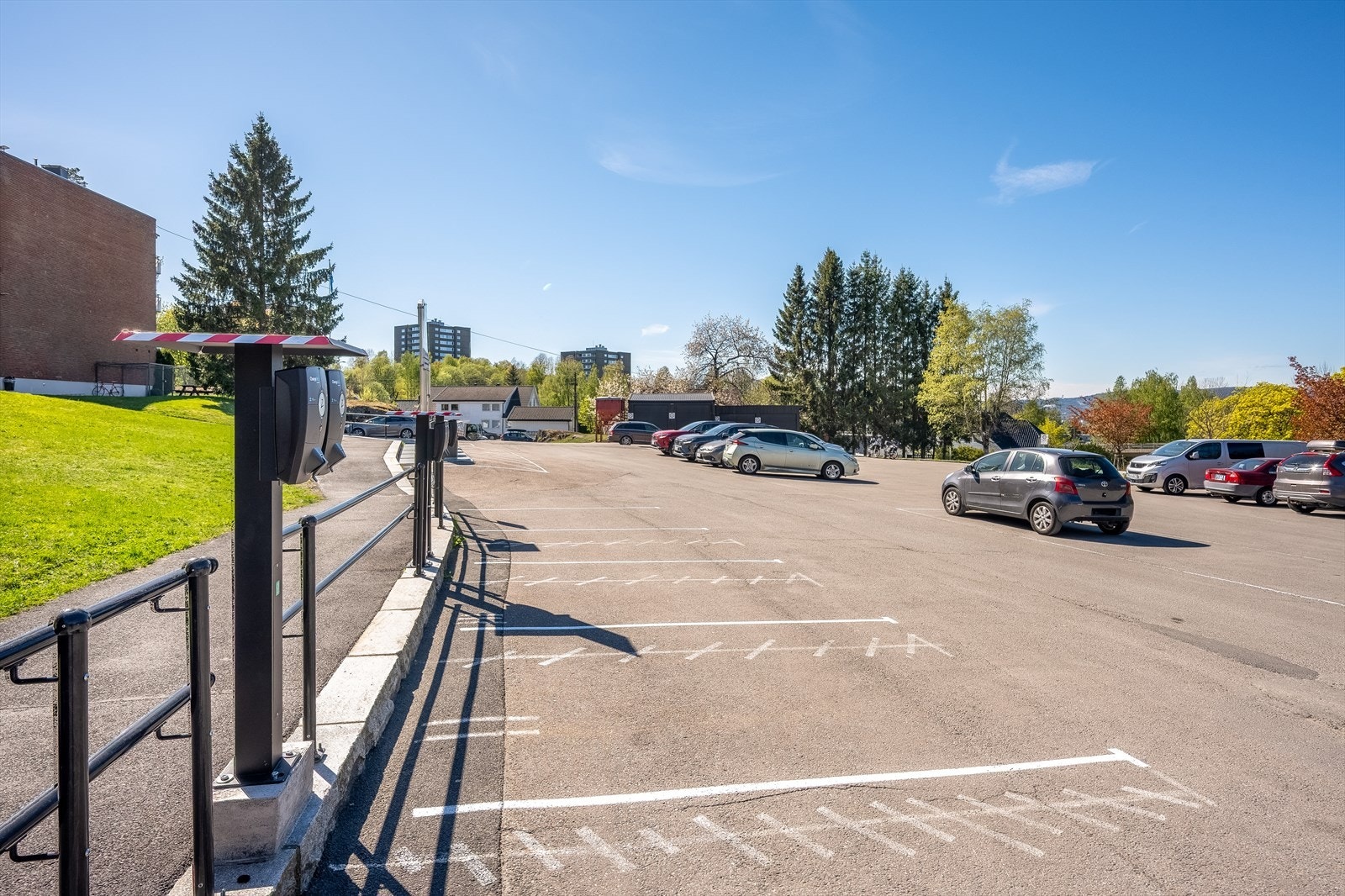 Parkeringsplass med lademuligheter rett ved boligen Galleribilde