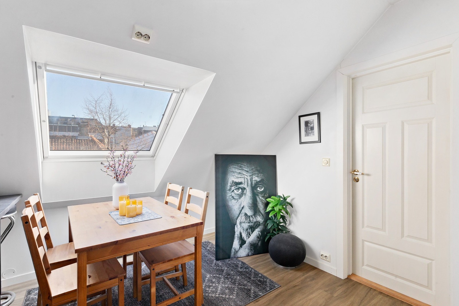 Under takvinduet er det plass til middagsbord. Galleribilde
