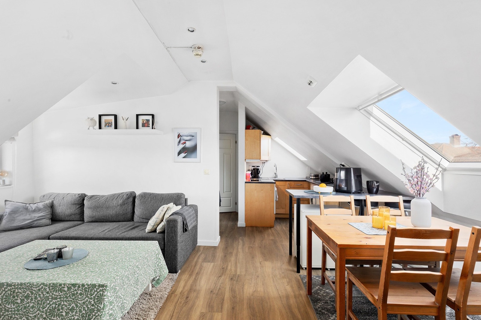 Dette er en sentral 2-roms loftsleilighet med tilbaketrukket beliggenhet i Midtbyen. Galleribilde