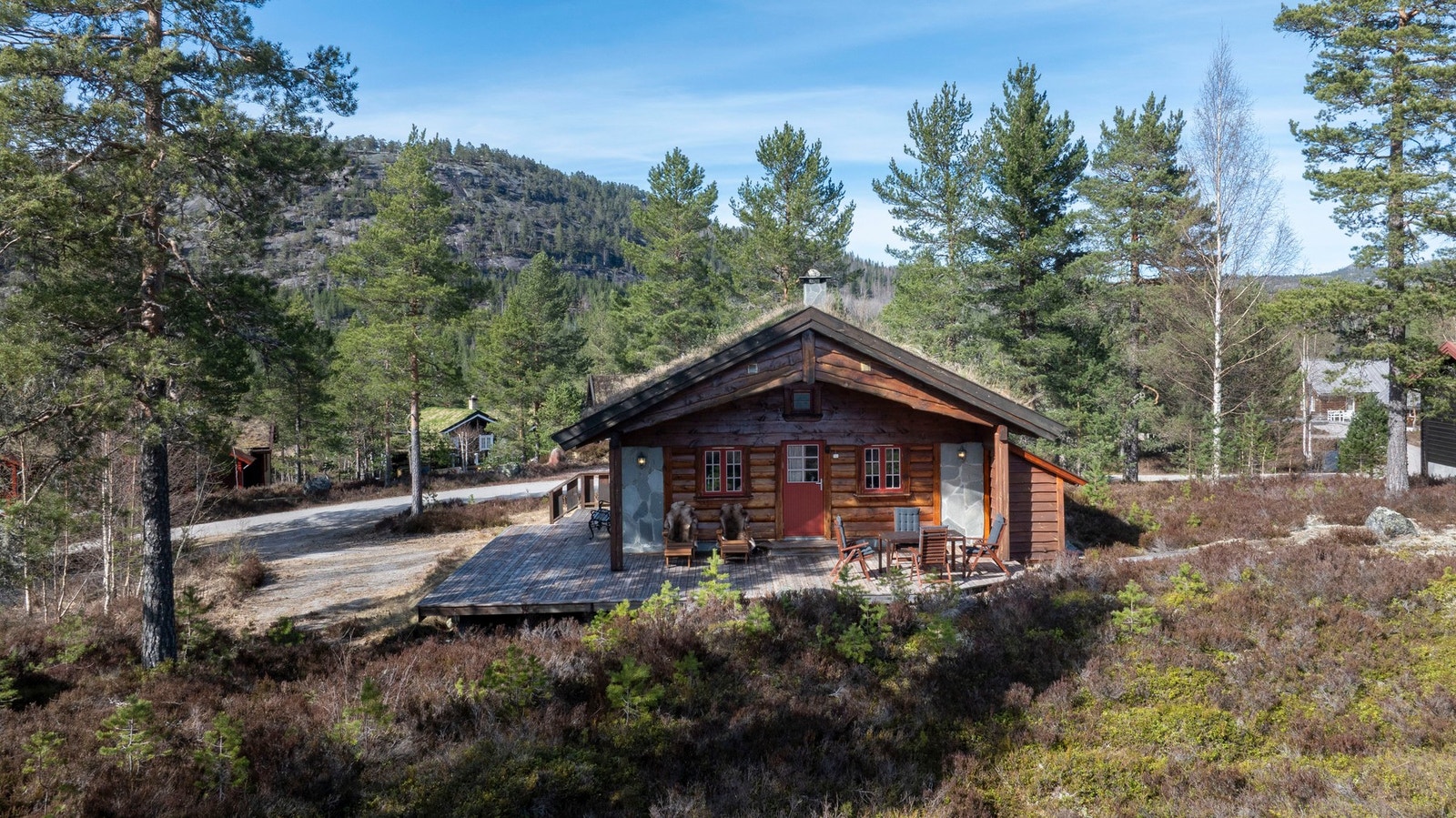 Hytta ligger idyllisk til i vakre Nissedal kommune, omgitt av den storslåtte naturen som Telemark er så kjent for. Galleribilde