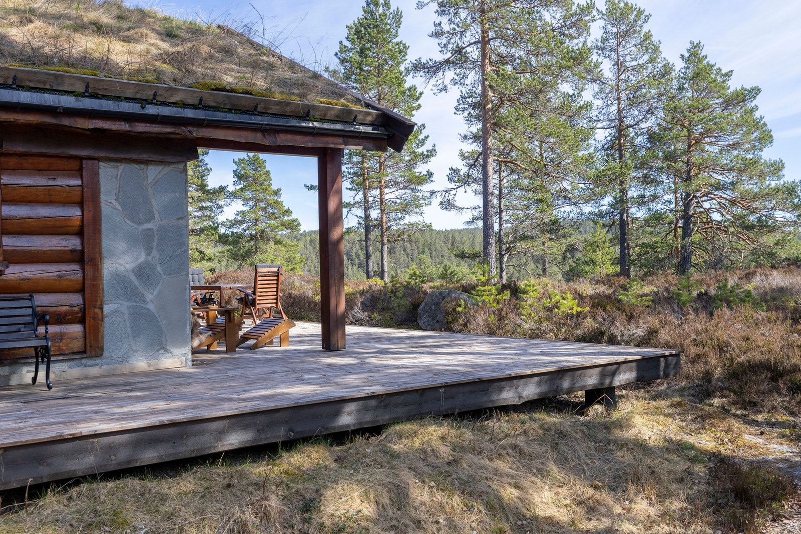 Gode uteplasser rundt hytten med god plass til sittegrupper og sosiale sammenkomster i rolige omgivelser. Galleribilde