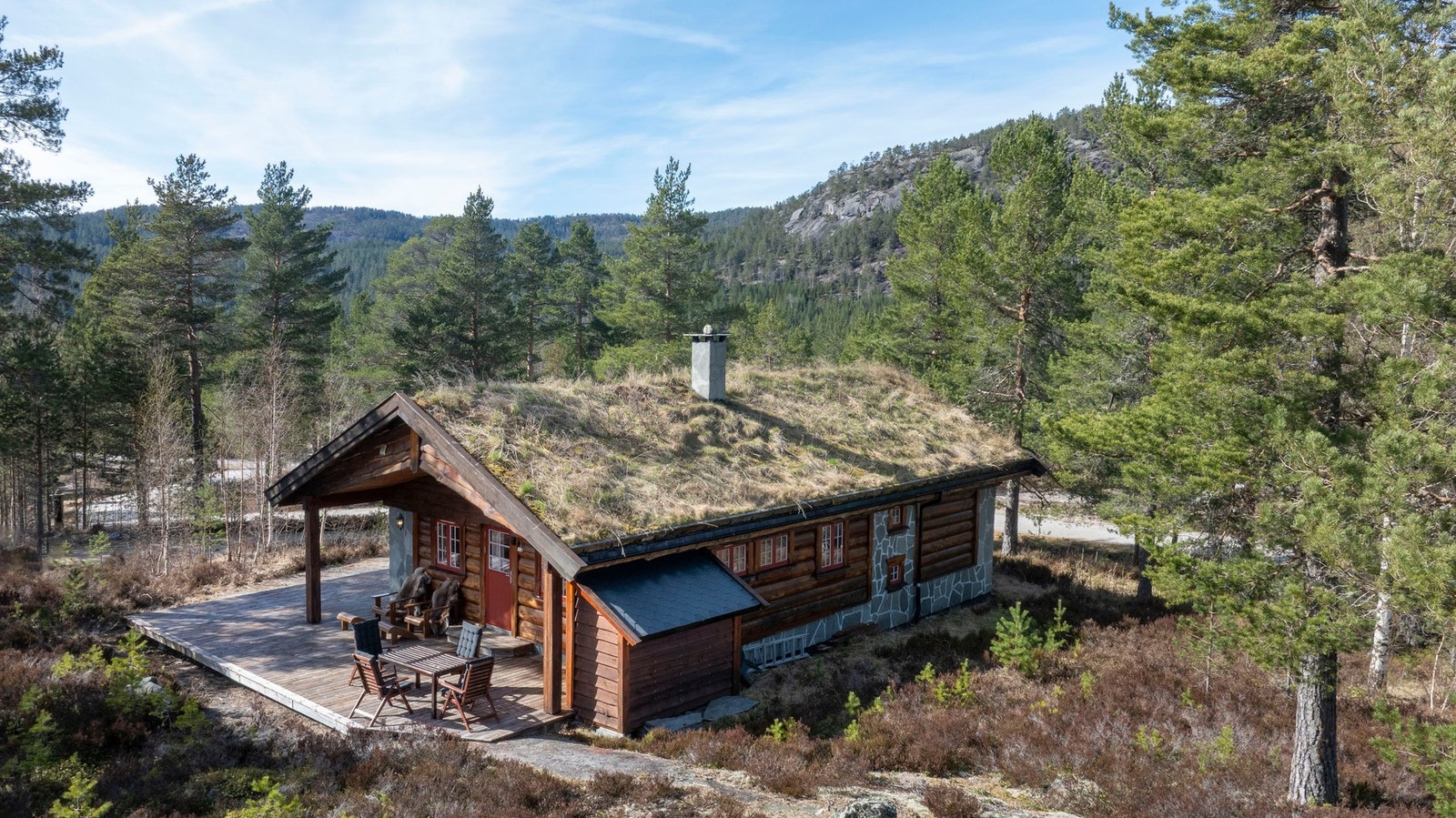 Rett utenfor hytteveggen ligger alt til rette for at både barn og voksne skal kunne trives når de er på ferie på hytta. Galleribilde