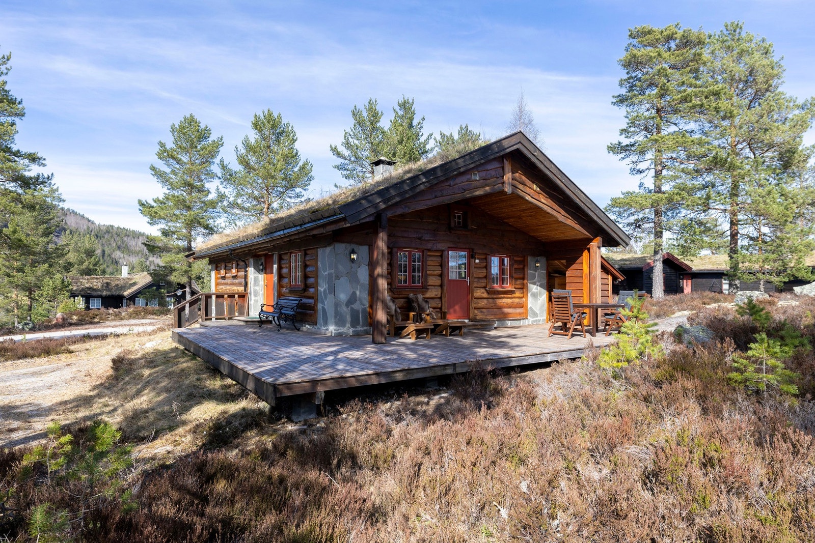 Klassisk tømmerhytte med torvtak og store terrassearealer, fint plassert i naturskjønne omgivelser på Gautefall. Galleribilde