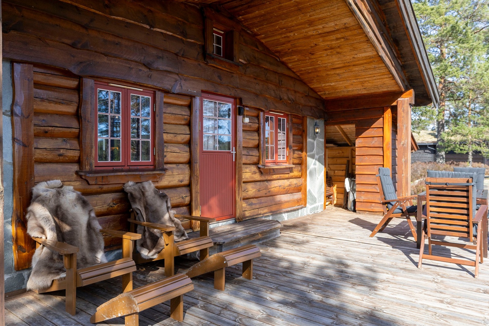 Stor terrasse med gode solforhold og flere hyggelige soner for avslapning og hyggelige måltider utendørs. Galleribilde