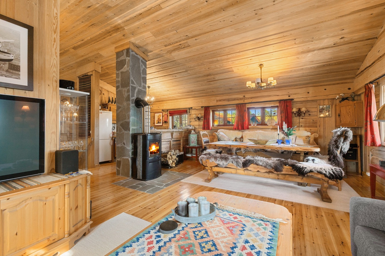Store vindusflater slipper inn rikelig med naturlig lys og skaper nærhet til naturen utenfor. Galleribilde