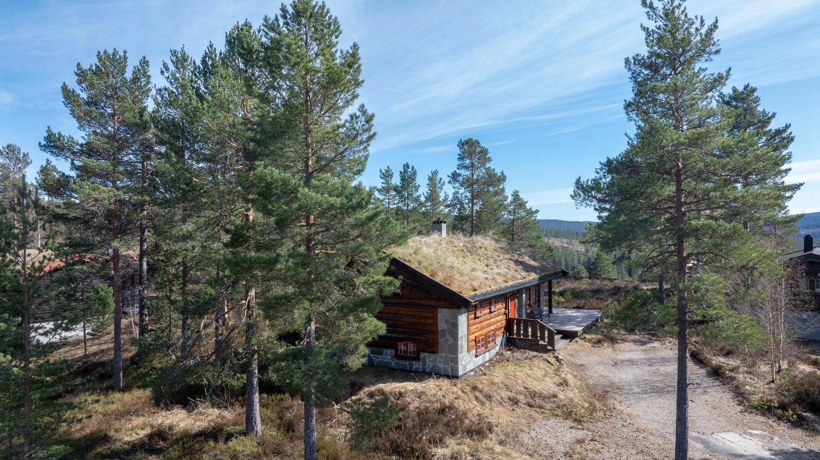 Denne beliggenheten tilbyr en perfekt blanding av ro og naturskjønnhet, og er ideell for de som søker en avslappende tilværelse i harmoni med omgivelsene. Galleribilde