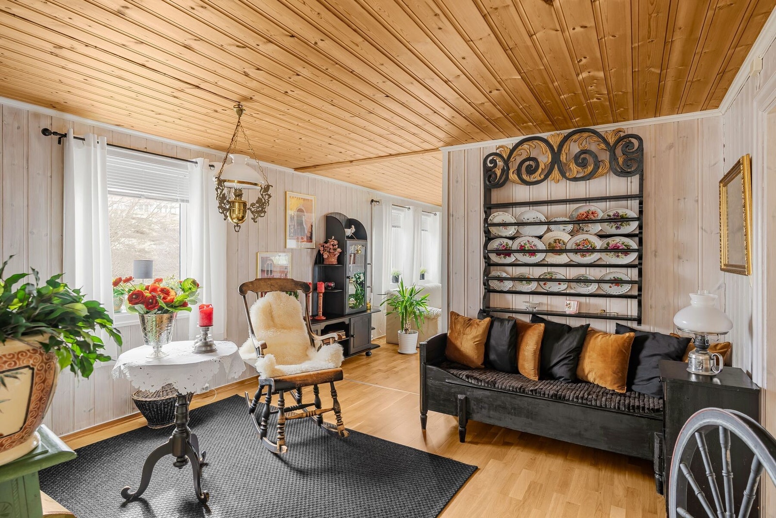 God plass til flere sittegrupper, TV, oppbevaring m.m. Galleribilde