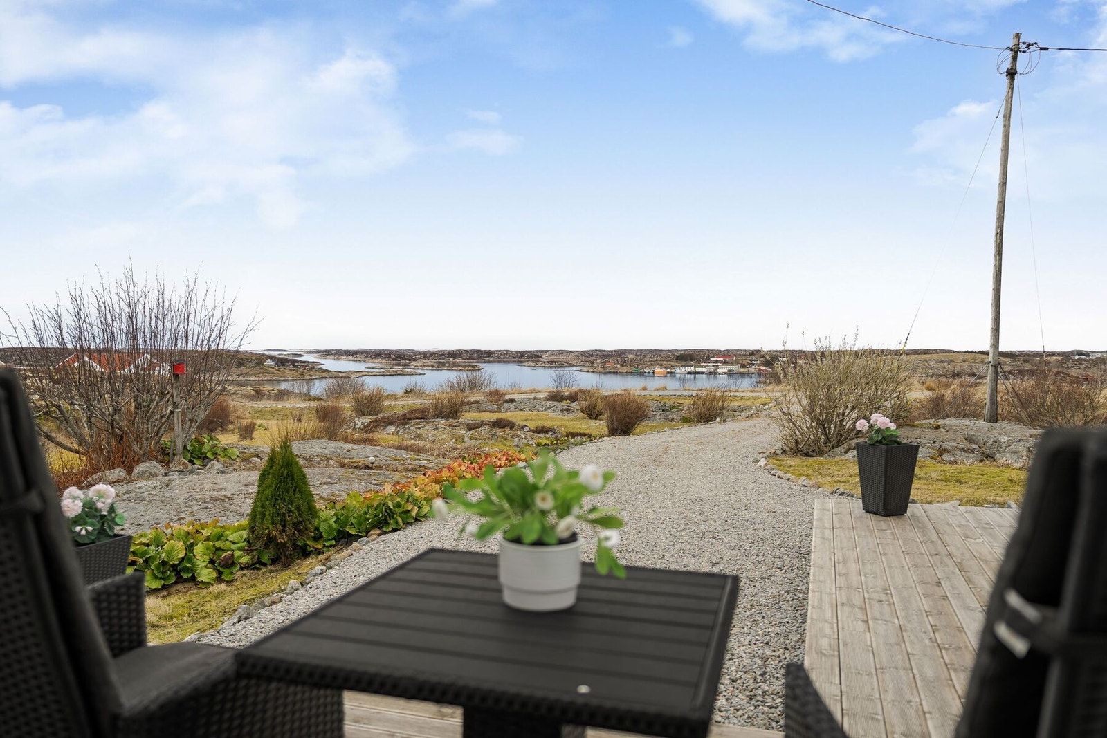 Pent opparbeidet uteområde med romslige terrasser Galleribilde