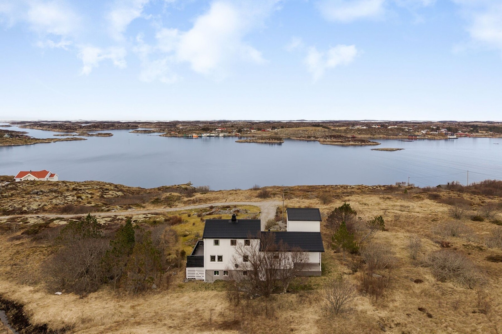 Innlagt kommunalt vann og egen septiktank. Hytta har innlagt strøm, og det er installert vedovn Galleribilde