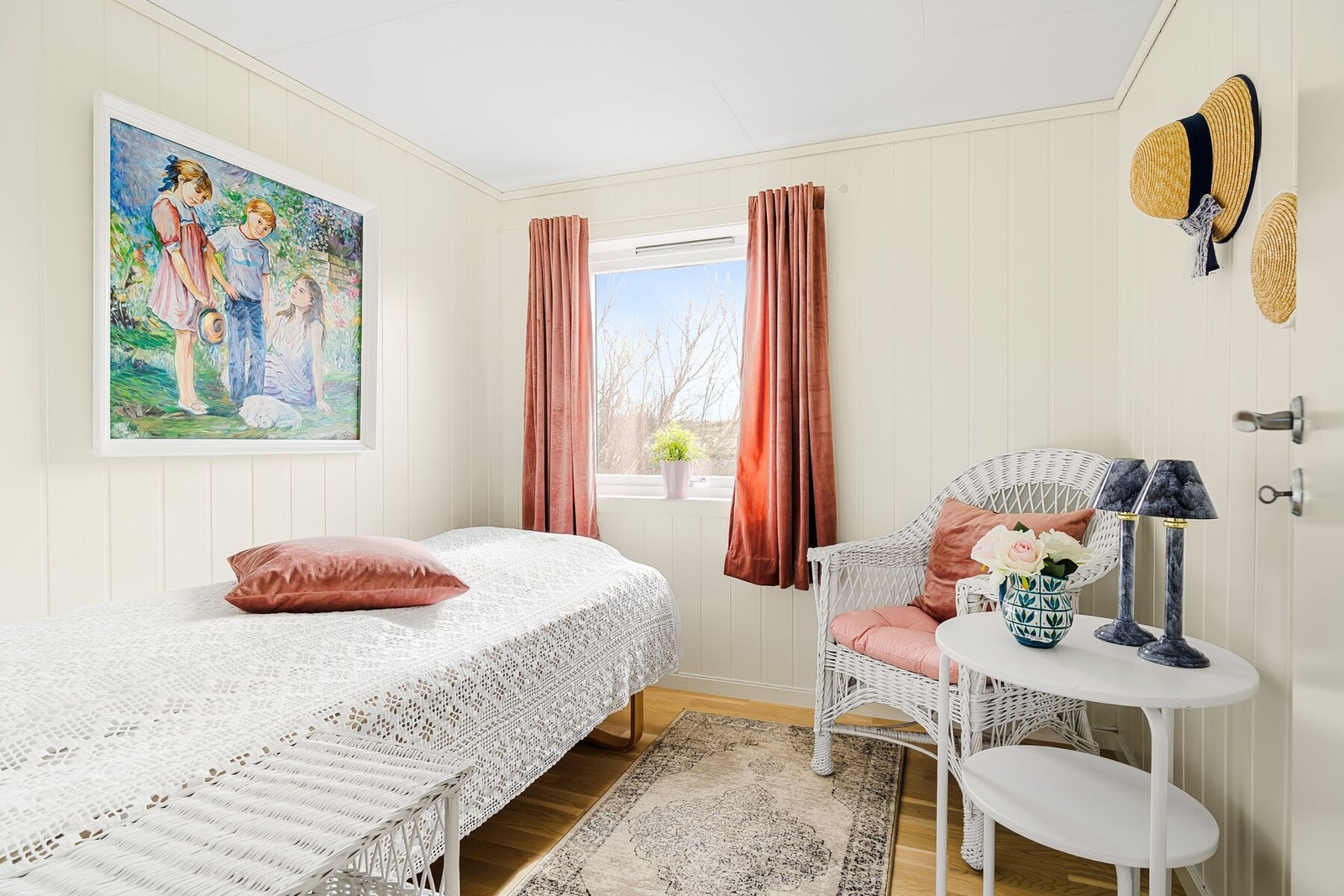 Alle soverommene er romslige med god plass til senger m.m. Galleribilde