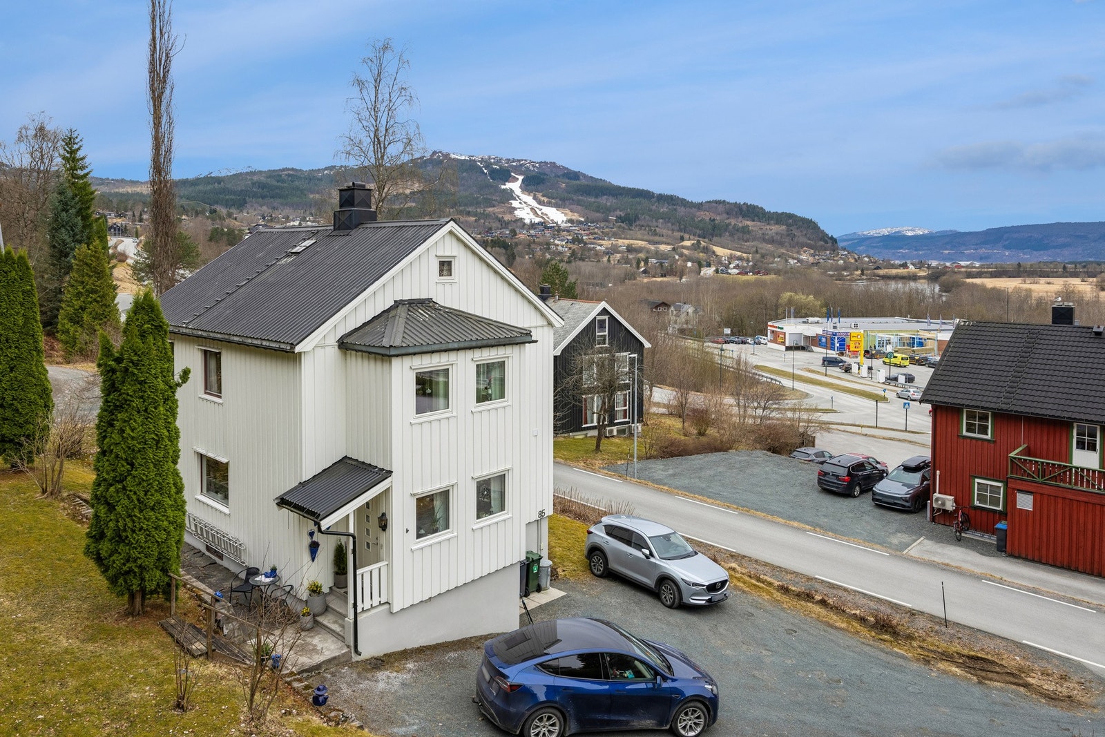Ali Khoshnau ved EiendomsMegler 1 har gleden av å presentere Skeivegen 85! Foto; EFKT (Magnus Berdal) Galleribilde
