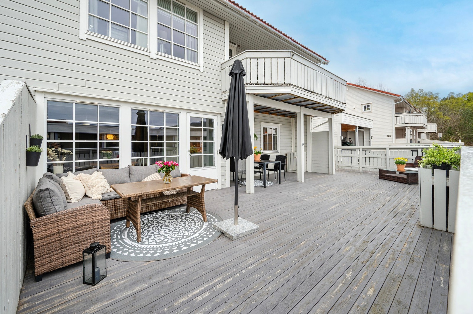 Sydvendt terrasse på hele 56 kvm med sol fra morgen til kveld. Galleribilde