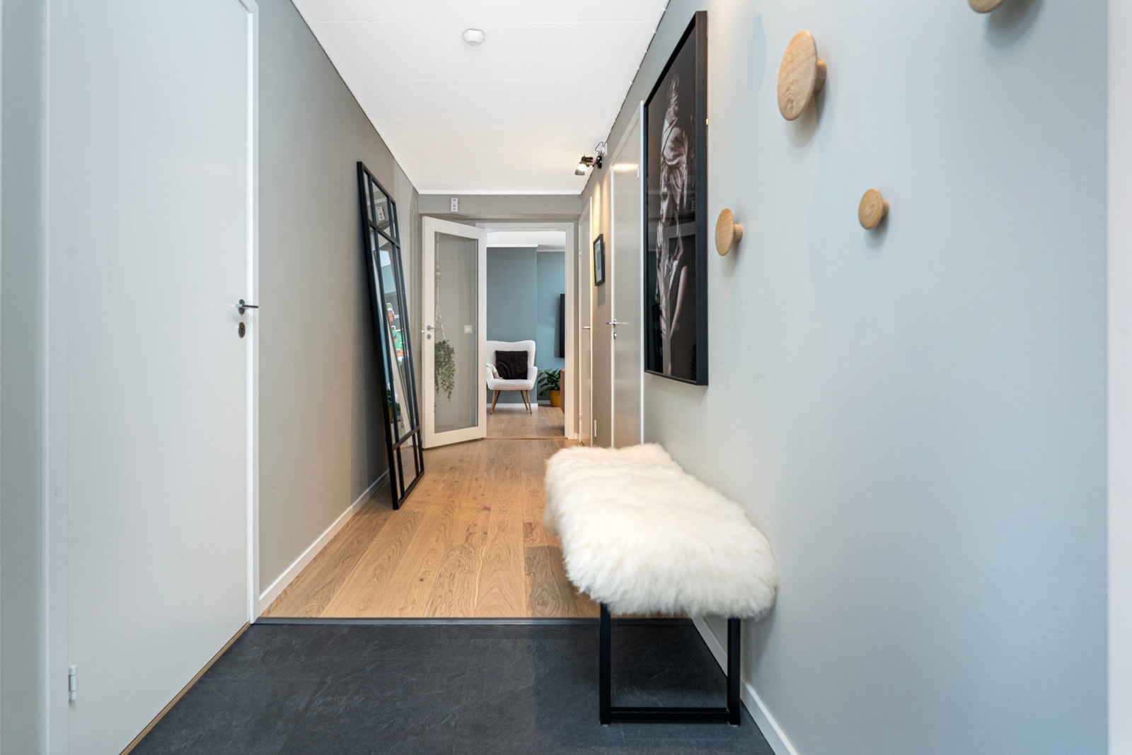 Lys og romslig gang. Galleribilde